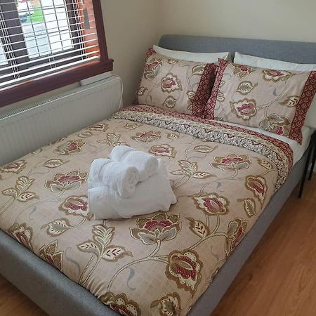 London Luxury 6 Bedroom Family House Sleeps 12 People Parking For 4 Cars Close To Tube. Chigwell Bagian luar foto