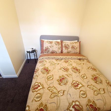 London Luxury 6 Bedroom Family House Sleeps 12 People Parking For 4 Cars Close To Tube. Chigwell Bagian luar foto