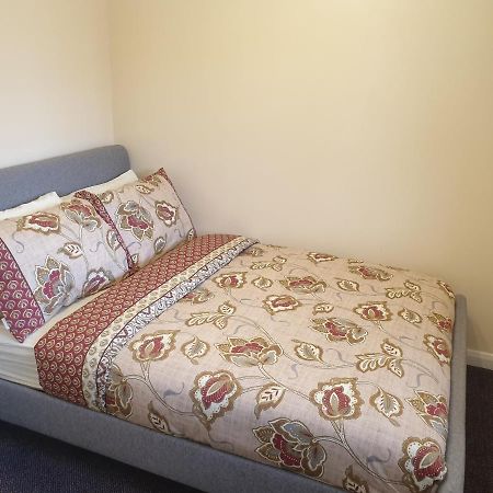 London Luxury 6 Bedroom Family House Sleeps 12 People Parking For 4 Cars Close To Tube. Chigwell Bagian luar foto