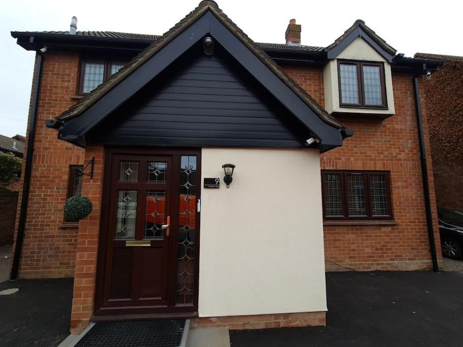 London Luxury 6 Bedroom Family House Sleeps 12 People Parking For 4 Cars Close To Tube. Chigwell Bagian luar foto