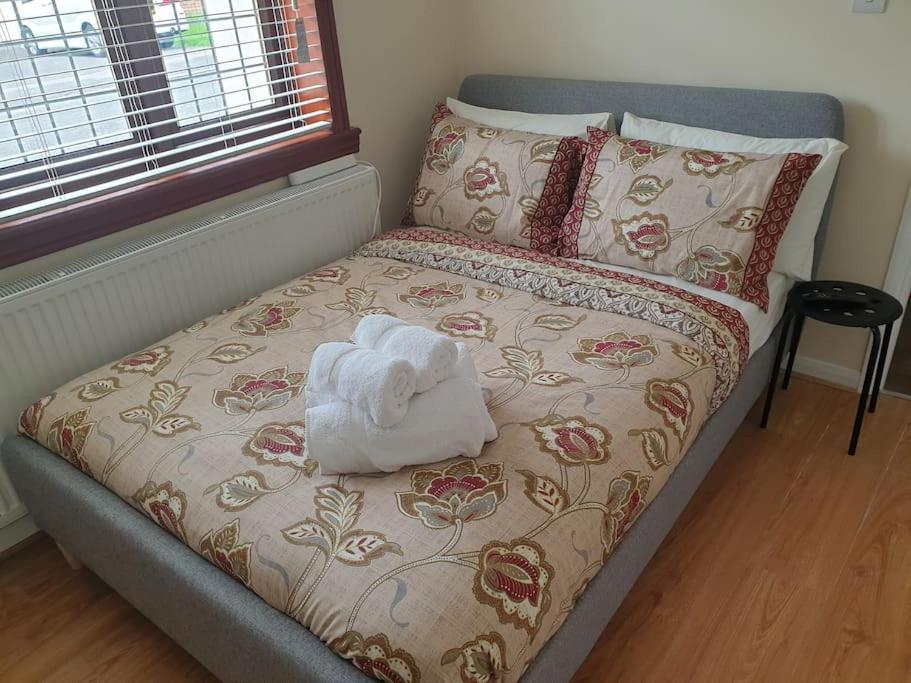 London Luxury 6 Bedroom Family House Sleeps 12 People Parking For 4 Cars Close To Tube. Chigwell Bagian luar foto