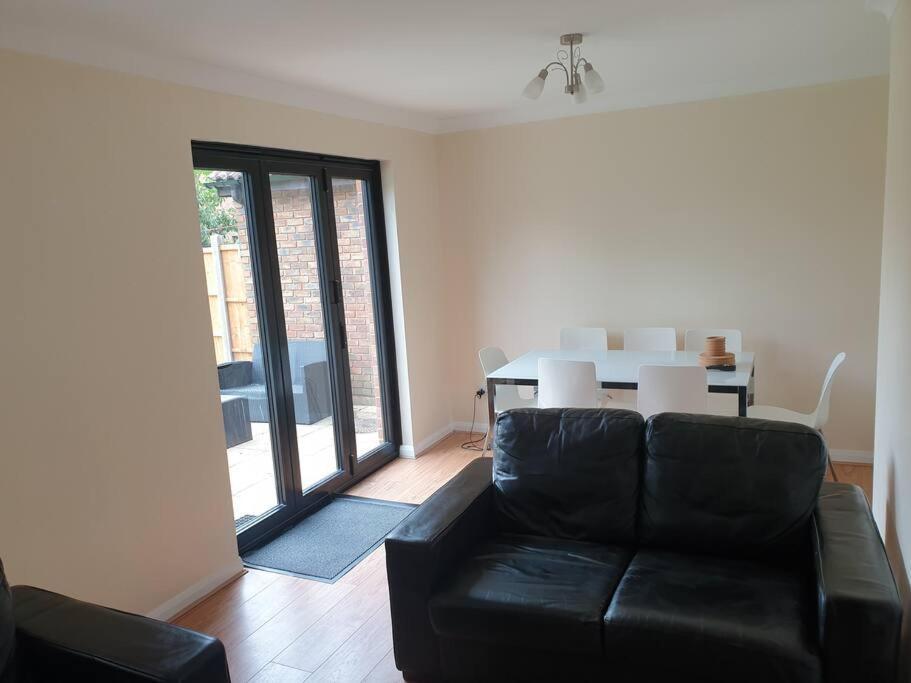 London Luxury 6 Bedroom Family House Sleeps 12 People Parking For 4 Cars Close To Tube. Chigwell Bagian luar foto