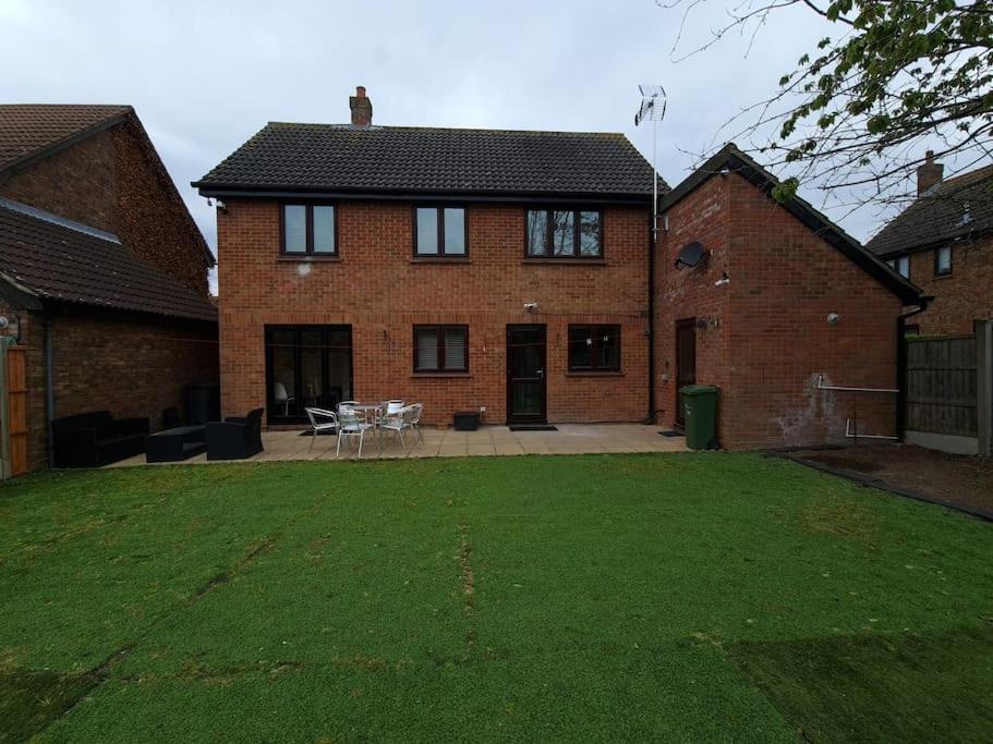 London Luxury 6 Bedroom Family House Sleeps 12 People Parking For 4 Cars Close To Tube. Chigwell Bagian luar foto