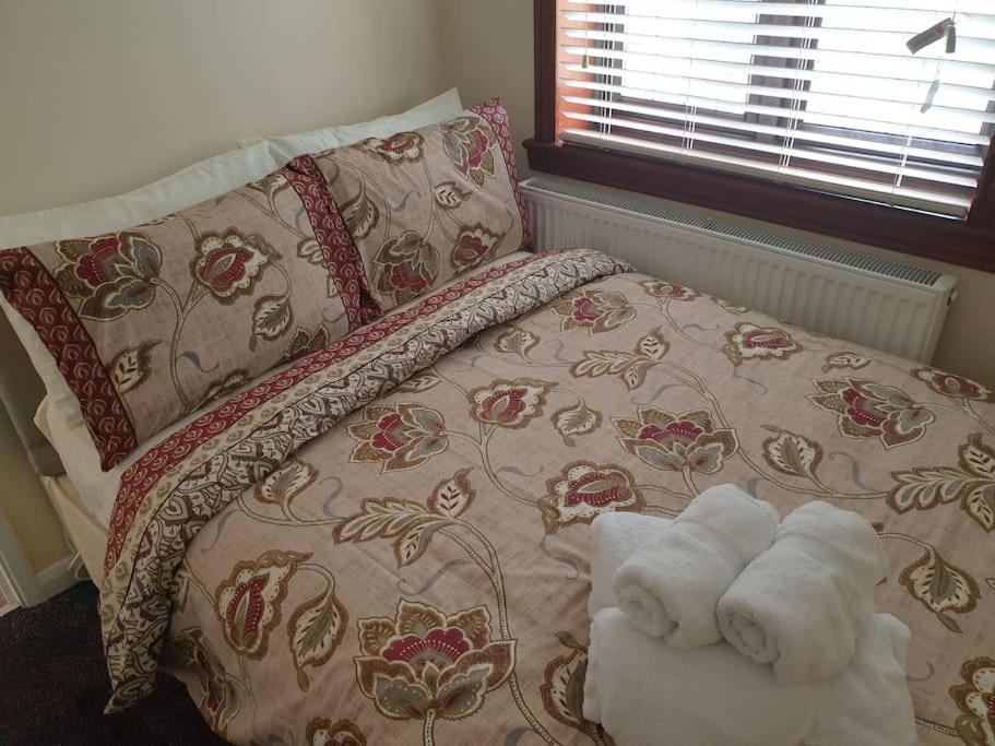 London Luxury 6 Bedroom Family House Sleeps 12 People Parking For 4 Cars Close To Tube. Chigwell Bagian luar foto