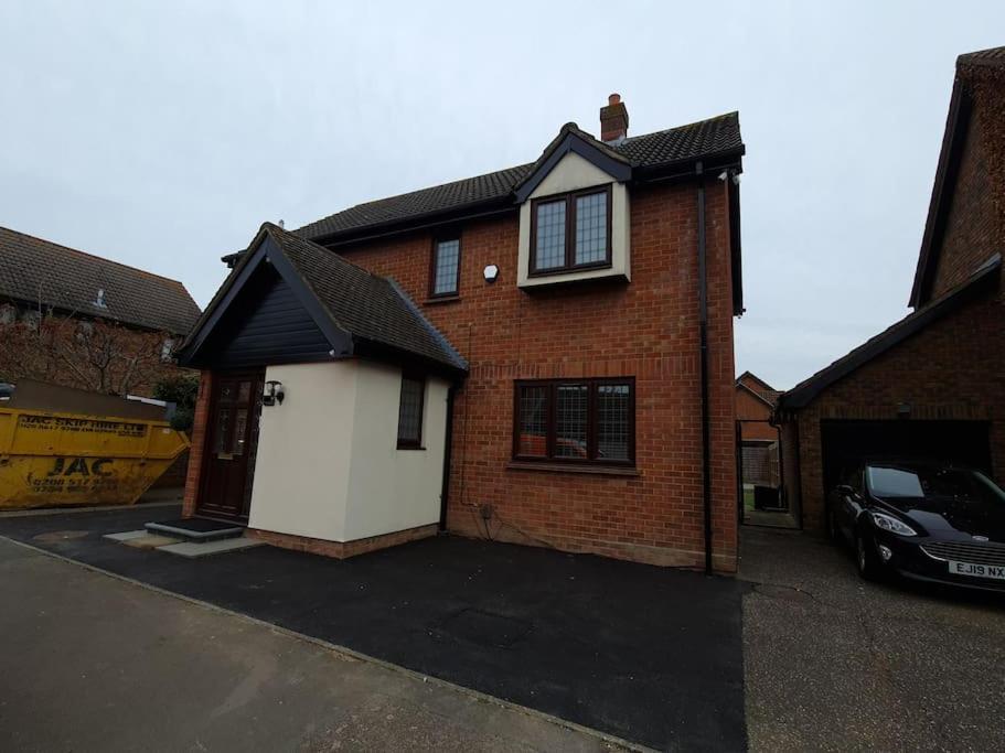London Luxury 6 Bedroom Family House Sleeps 12 People Parking For 4 Cars Close To Tube. Chigwell Bagian luar foto
