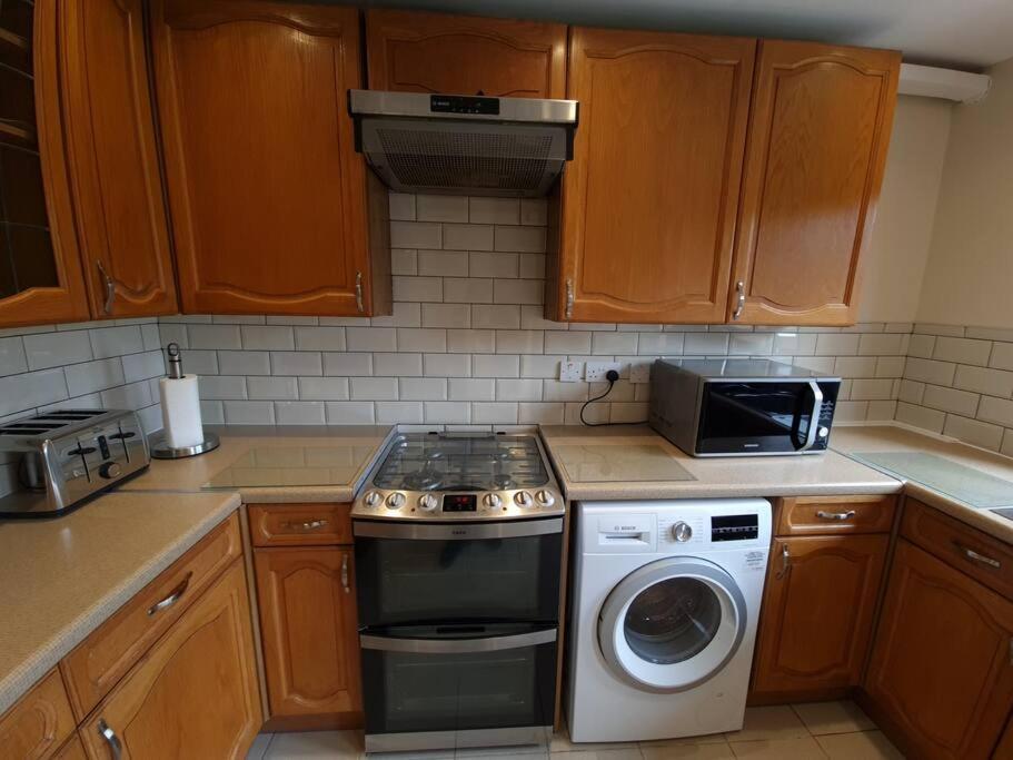 London Luxury 6 Bedroom Family House Sleeps 12 People Parking For 4 Cars Close To Tube. Chigwell Bagian luar foto