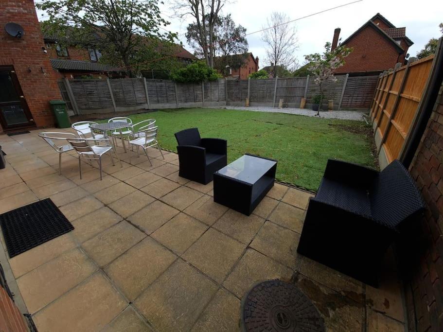 London Luxury 6 Bedroom Family House Sleeps 12 People Parking For 4 Cars Close To Tube. Chigwell Bagian luar foto