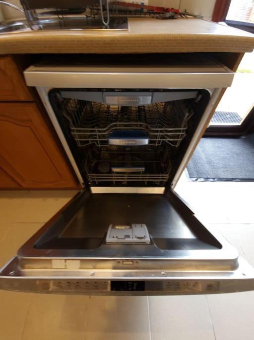London Luxury 6 Bedroom Family House Sleeps 12 People Parking For 4 Cars Close To Tube. Chigwell Bagian luar foto