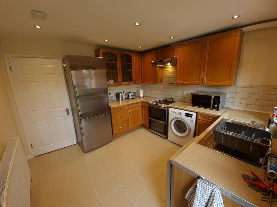 London Luxury 6 Bedroom Family House Sleeps 12 People Parking For 4 Cars Close To Tube. Chigwell Bagian luar foto
