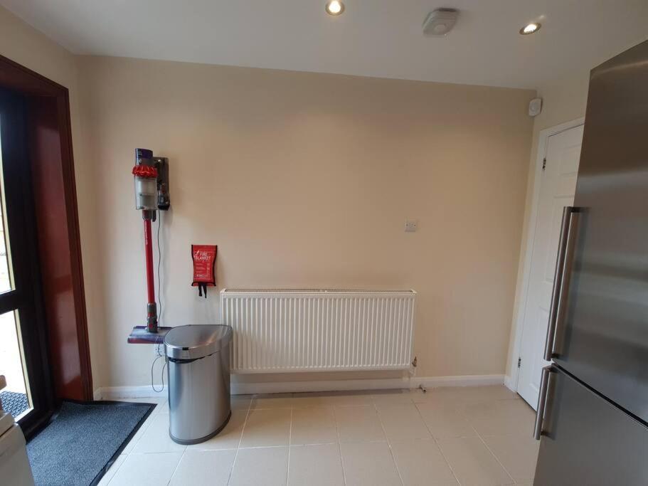 London Luxury 6 Bedroom Family House Sleeps 12 People Parking For 4 Cars Close To Tube. Chigwell Bagian luar foto
