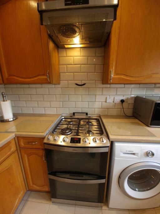 London Luxury 6 Bedroom Family House Sleeps 12 People Parking For 4 Cars Close To Tube. Chigwell Bagian luar foto