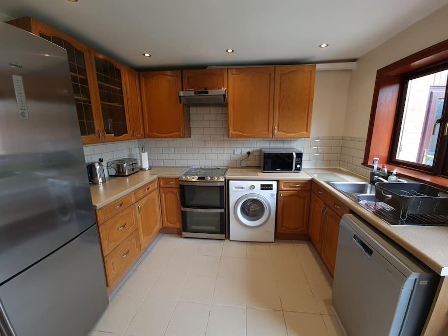 London Luxury 6 Bedroom Family House Sleeps 12 People Parking For 4 Cars Close To Tube. Chigwell Bagian luar foto