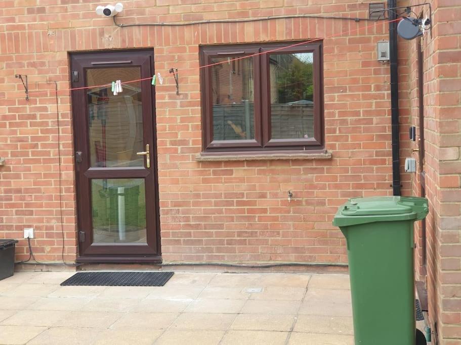 London Luxury 6 Bedroom Family House Sleeps 12 People Parking For 4 Cars Close To Tube. Chigwell Bagian luar foto