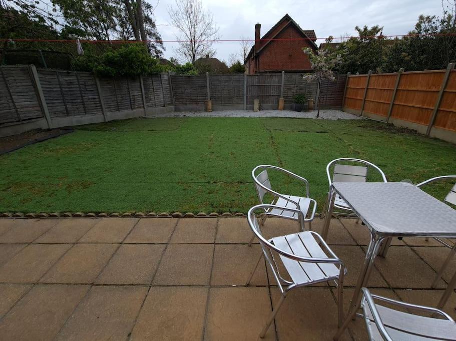 London Luxury 6 Bedroom Family House Sleeps 12 People Parking For 4 Cars Close To Tube. Chigwell Bagian luar foto