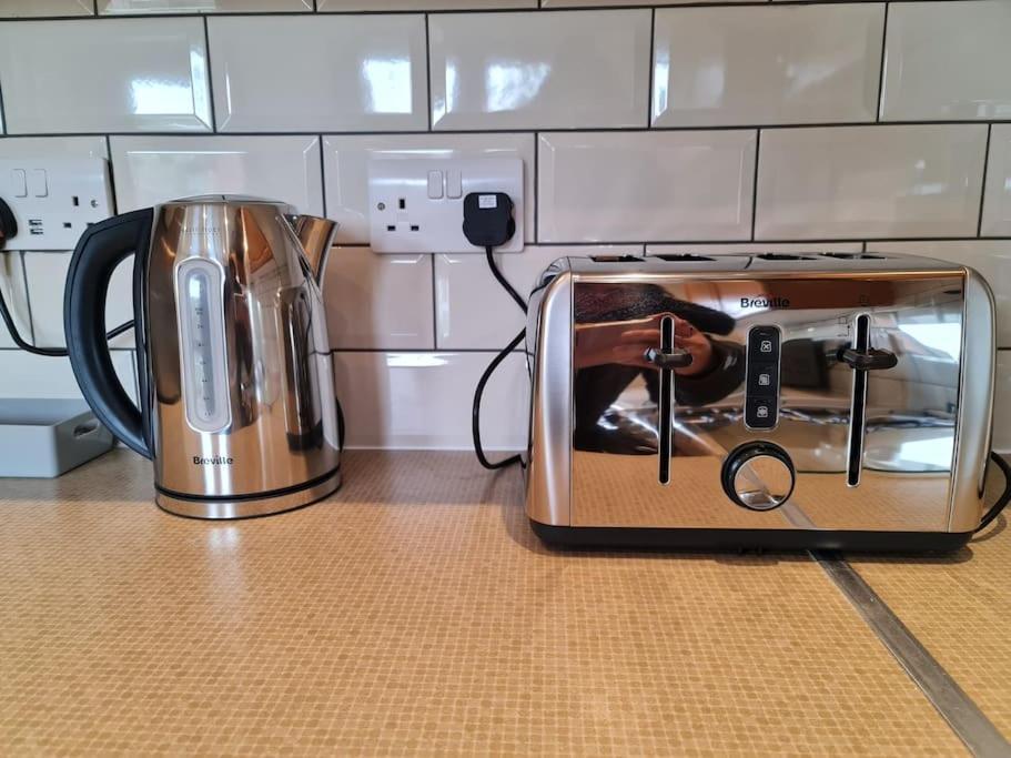 London Luxury 6 Bedroom Family House Sleeps 12 People Parking For 4 Cars Close To Tube. Chigwell Bagian luar foto