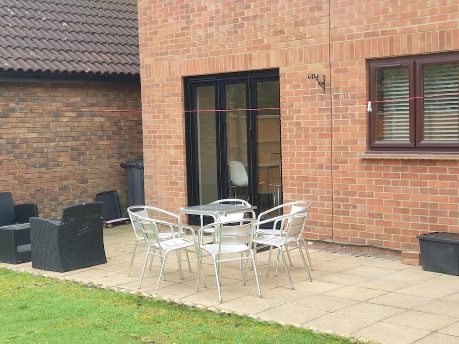 London Luxury 6 Bedroom Family House Sleeps 12 People Parking For 4 Cars Close To Tube. Chigwell Bagian luar foto