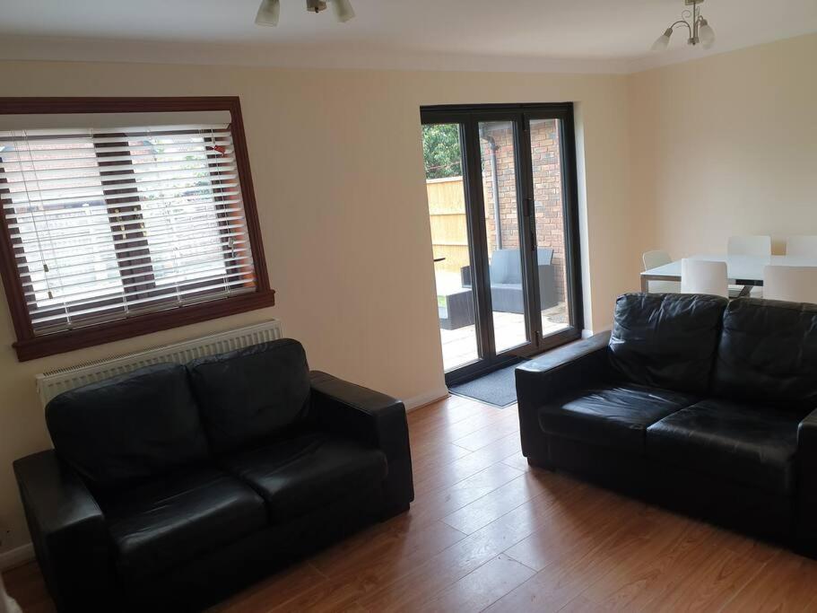 London Luxury 6 Bedroom Family House Sleeps 12 People Parking For 4 Cars Close To Tube. Chigwell Bagian luar foto