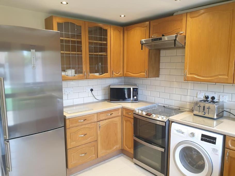 London Luxury 6 Bedroom Family House Sleeps 12 People Parking For 4 Cars Close To Tube. Chigwell Bagian luar foto