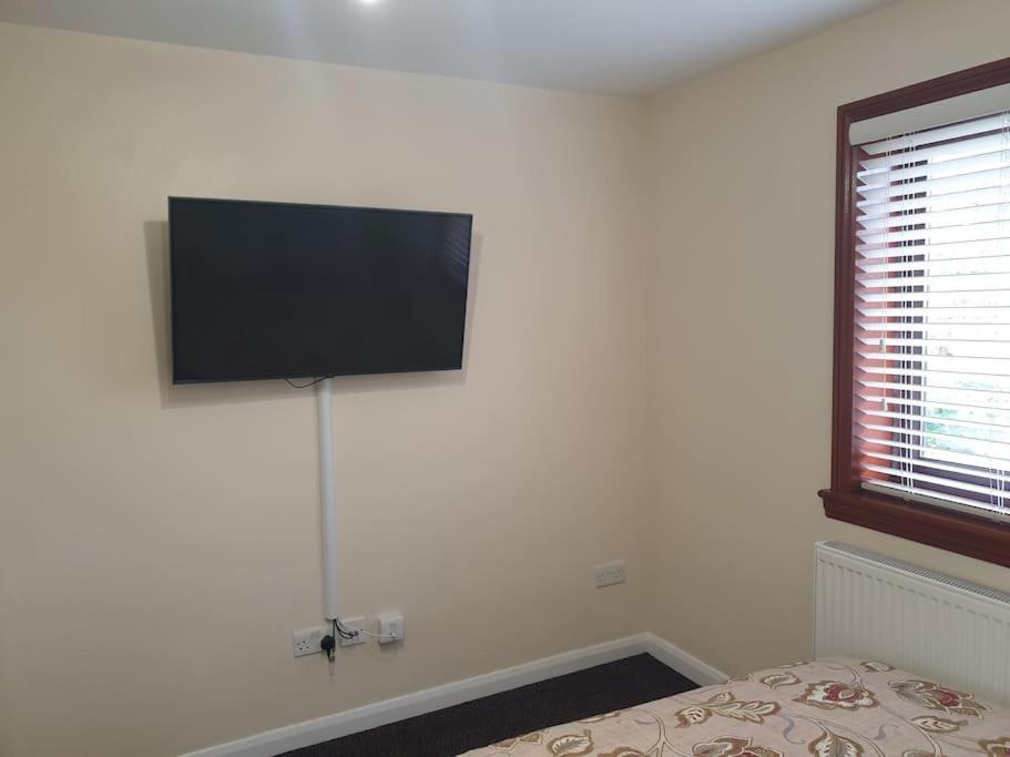 London Luxury 6 Bedroom Family House Sleeps 12 People Parking For 4 Cars Close To Tube. Chigwell Bagian luar foto