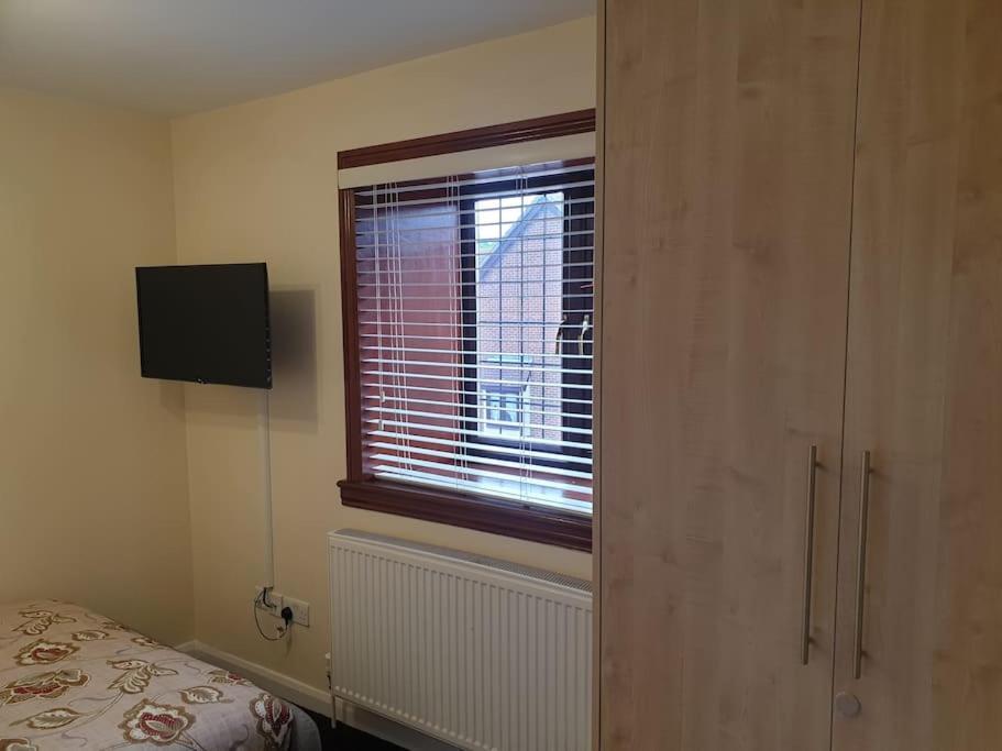 London Luxury 6 Bedroom Family House Sleeps 12 People Parking For 4 Cars Close To Tube. Chigwell Bagian luar foto