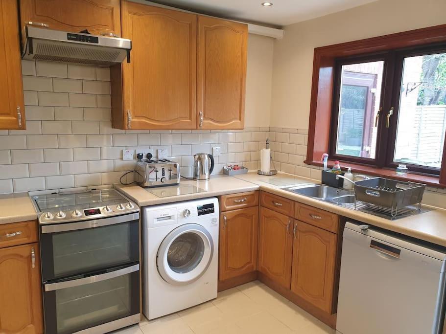 London Luxury 6 Bedroom Family House Sleeps 12 People Parking For 4 Cars Close To Tube. Chigwell Bagian luar foto