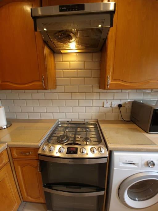 London Luxury 6 Bedroom Family House Sleeps 12 People Parking For 4 Cars Close To Tube. Chigwell Bagian luar foto