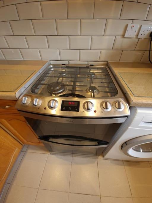 London Luxury 6 Bedroom Family House Sleeps 12 People Parking For 4 Cars Close To Tube. Chigwell Bagian luar foto