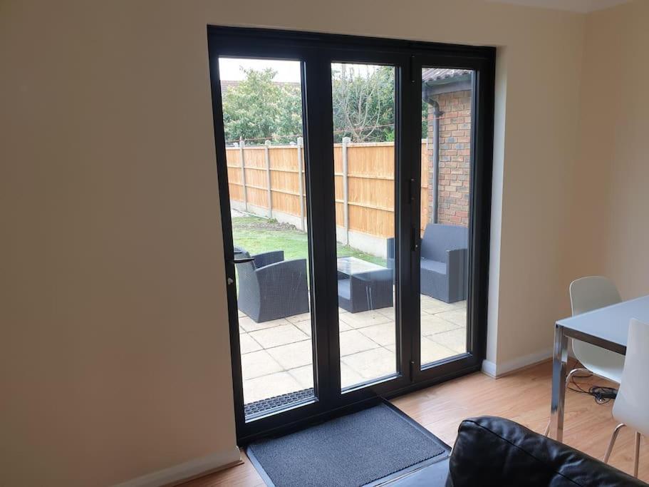 London Luxury 6 Bedroom Family House Sleeps 12 People Parking For 4 Cars Close To Tube. Chigwell Bagian luar foto