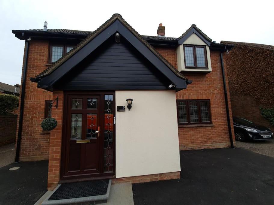 London Luxury 6 Bedroom Family House Sleeps 12 People Parking For 4 Cars Close To Tube. Chigwell Bagian luar foto
