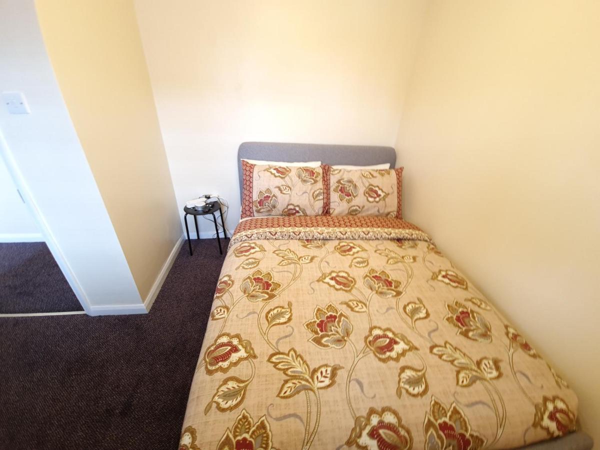 London Luxury 6 Bedroom Family House Sleeps 12 People Parking For 4 Cars Close To Tube. Chigwell Bagian luar foto