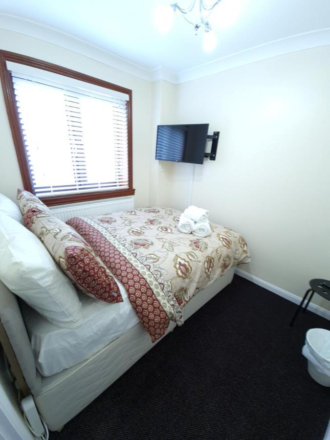 London Luxury 6 Bedroom Family House Sleeps 12 People Parking For 4 Cars Close To Tube. Chigwell Bagian luar foto