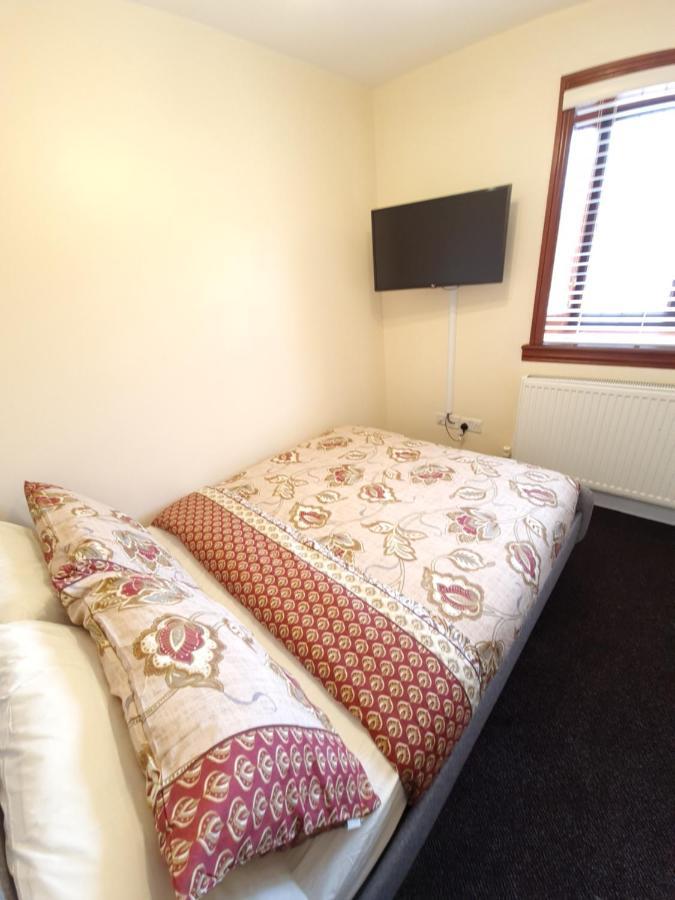 London Luxury 6 Bedroom Family House Sleeps 12 People Parking For 4 Cars Close To Tube. Chigwell Bagian luar foto