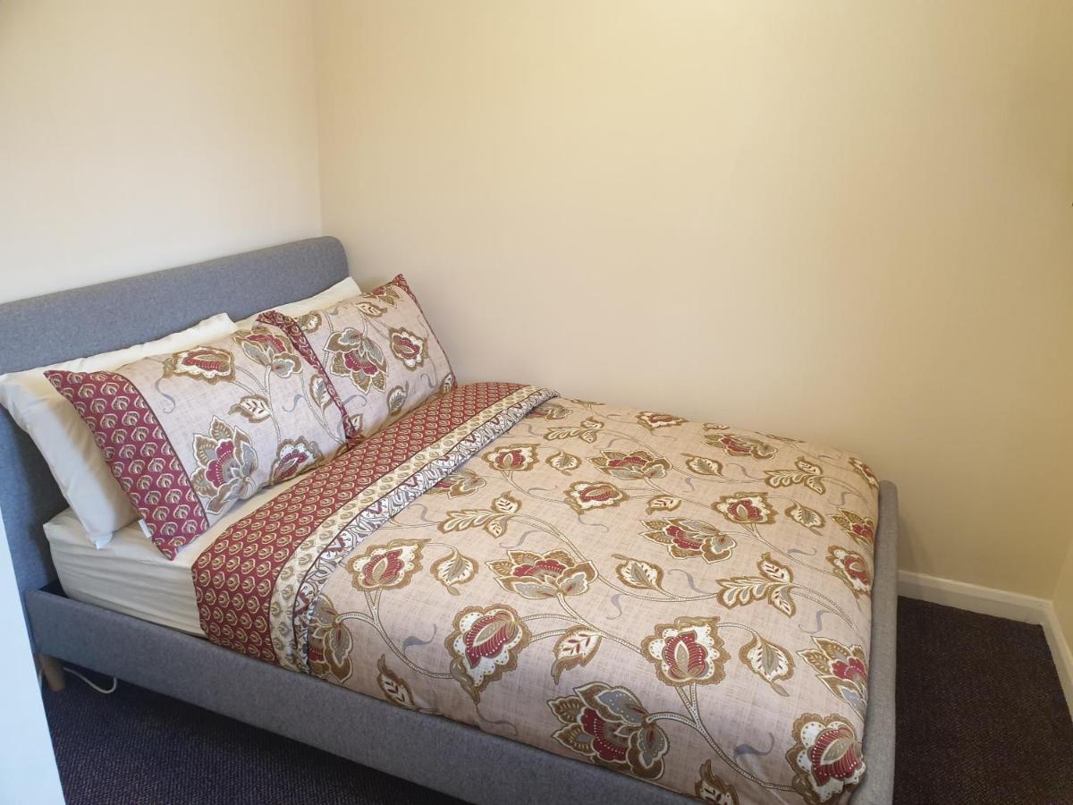 London Luxury 6 Bedroom Family House Sleeps 12 People Parking For 4 Cars Close To Tube. Chigwell Bagian luar foto