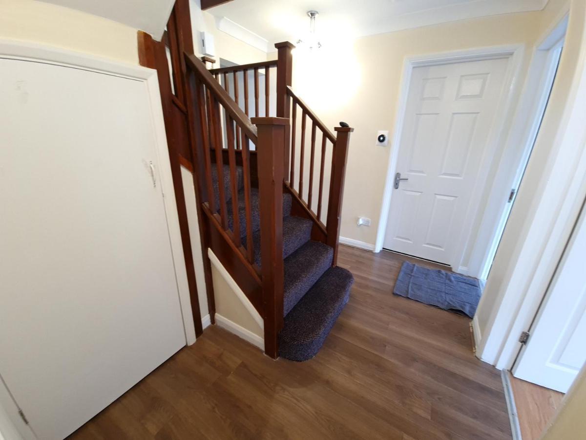 London Luxury 6 Bedroom Family House Sleeps 12 People Parking For 4 Cars Close To Tube. Chigwell Bagian luar foto