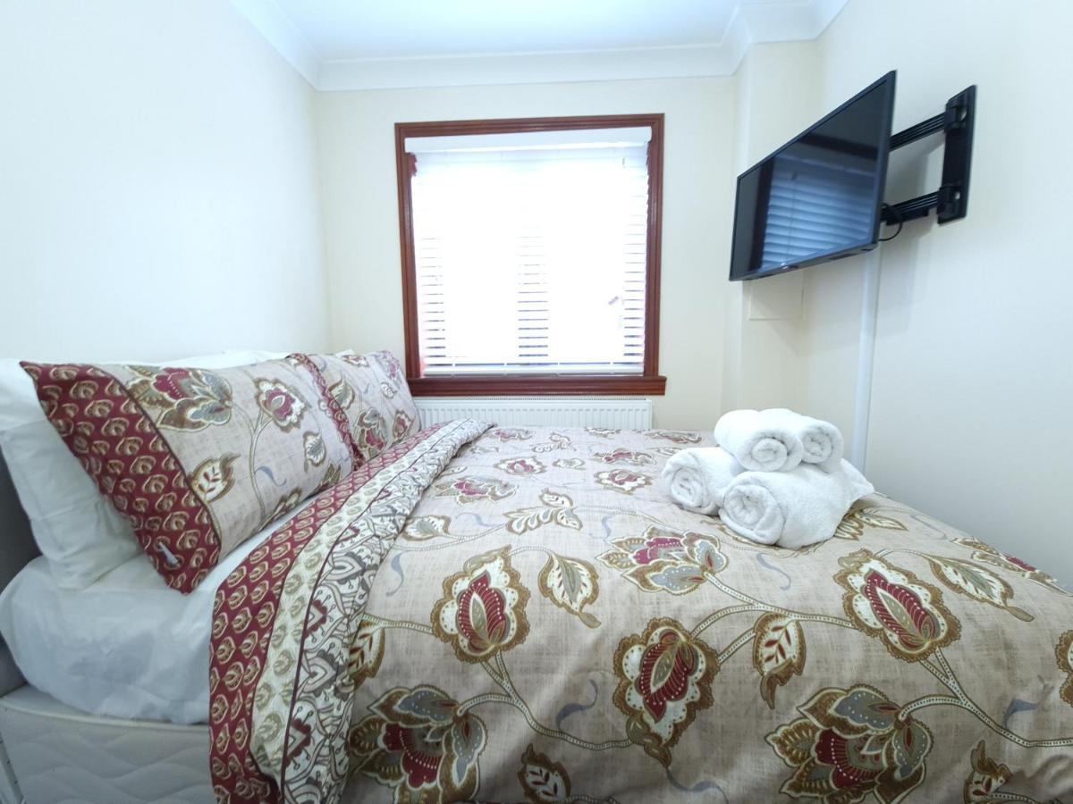 London Luxury 6 Bedroom Family House Sleeps 12 People Parking For 4 Cars Close To Tube. Chigwell Bagian luar foto