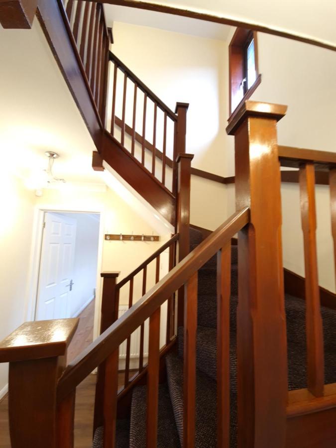London Luxury 6 Bedroom Family House Sleeps 12 People Parking For 4 Cars Close To Tube. Chigwell Bagian luar foto
