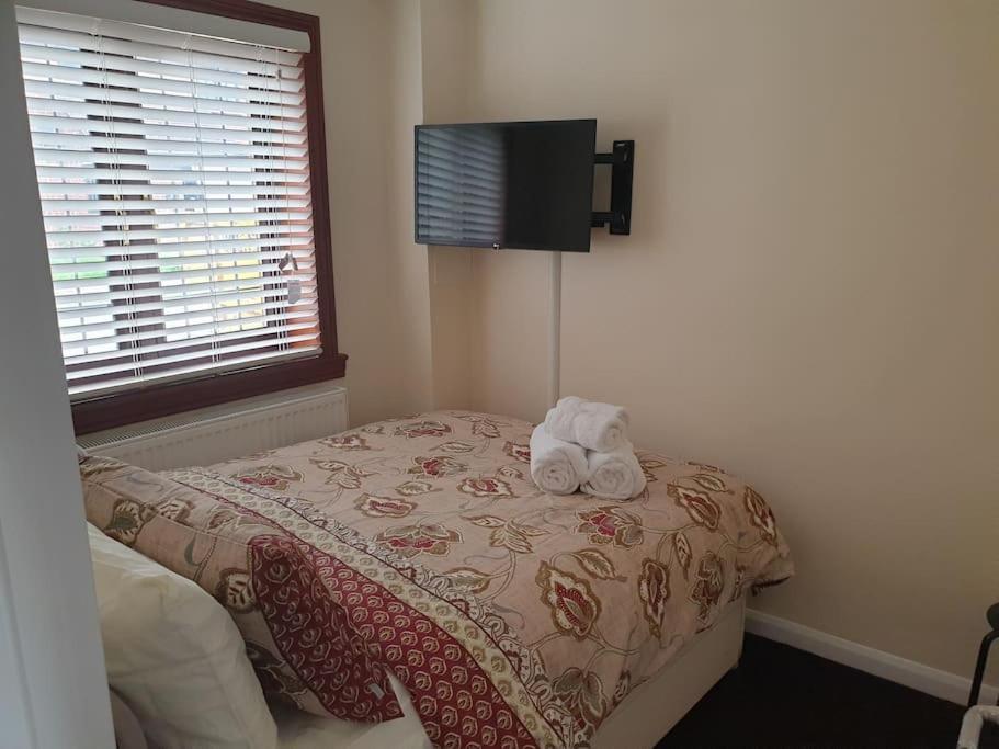 London Luxury 6 Bedroom Family House Sleeps 12 People Parking For 4 Cars Close To Tube. Chigwell Bagian luar foto
