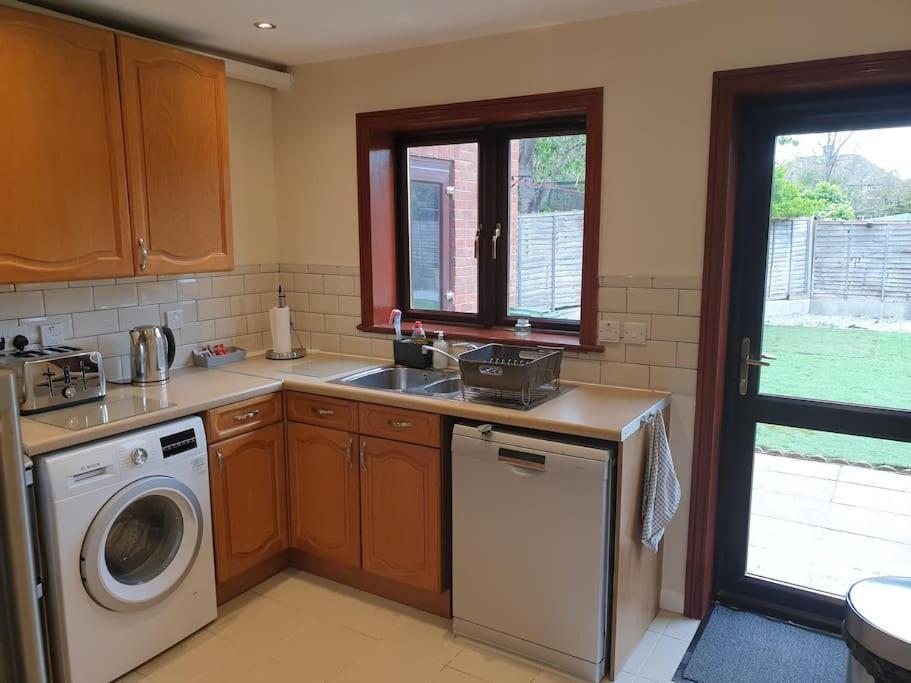 London Luxury 6 Bedroom Family House Sleeps 12 People Parking For 4 Cars Close To Tube. Chigwell Bagian luar foto