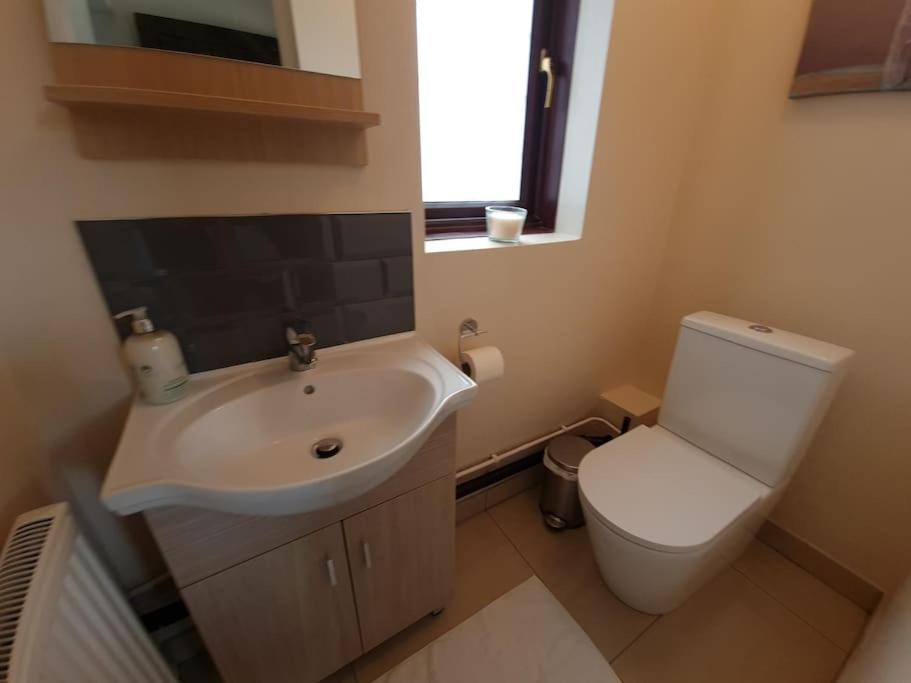 London Luxury 6 Bedroom Family House Sleeps 12 People Parking For 4 Cars Close To Tube. Chigwell Bagian luar foto