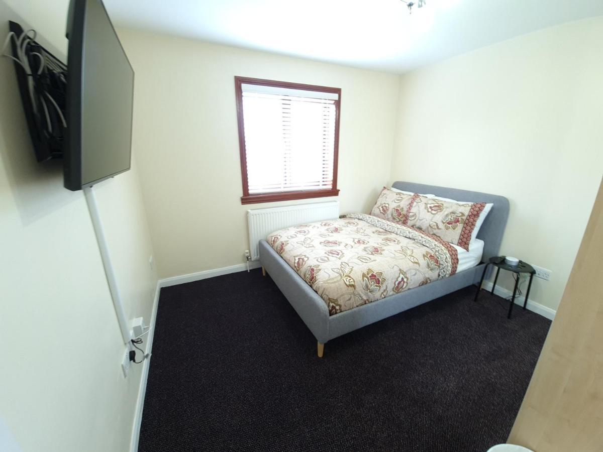 London Luxury 6 Bedroom Family House Sleeps 12 People Parking For 4 Cars Close To Tube. Chigwell Bagian luar foto