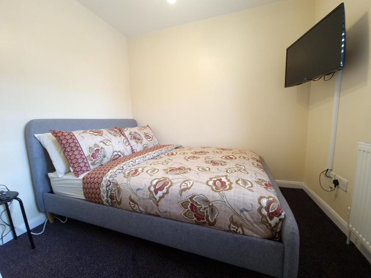 London Luxury 6 Bedroom Family House Sleeps 12 People Parking For 4 Cars Close To Tube. Chigwell Bagian luar foto
